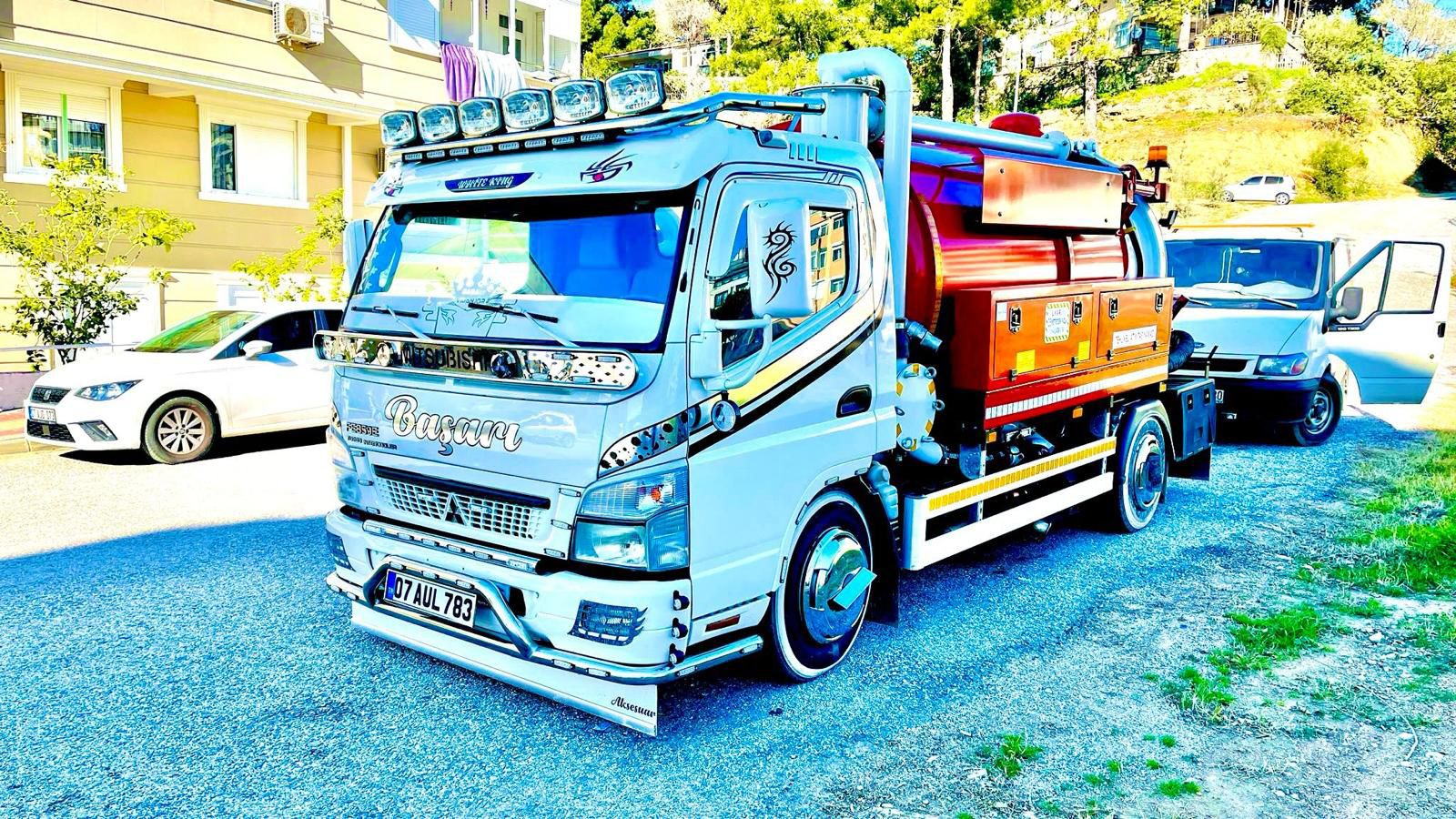 Başarı Vidanjör Mitsubishi Fuso krom kasa — Antalya tıkanıklık